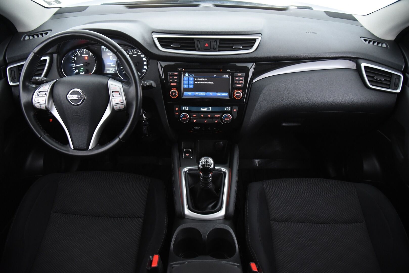 Nissan Qashqai 2016 DIG-T 163 Acenta 2WD 6M/T E6 Safety Pack Connect / Vetokoukku / Lohkolämmitin / P. Kamera / P. Tutkat / Hyvät Renkaat! - Siististi pidetty ja käytännöllisesti varusteltu Qashqai kaksin hyväkuntoisin renkain! Suomi-Auto!