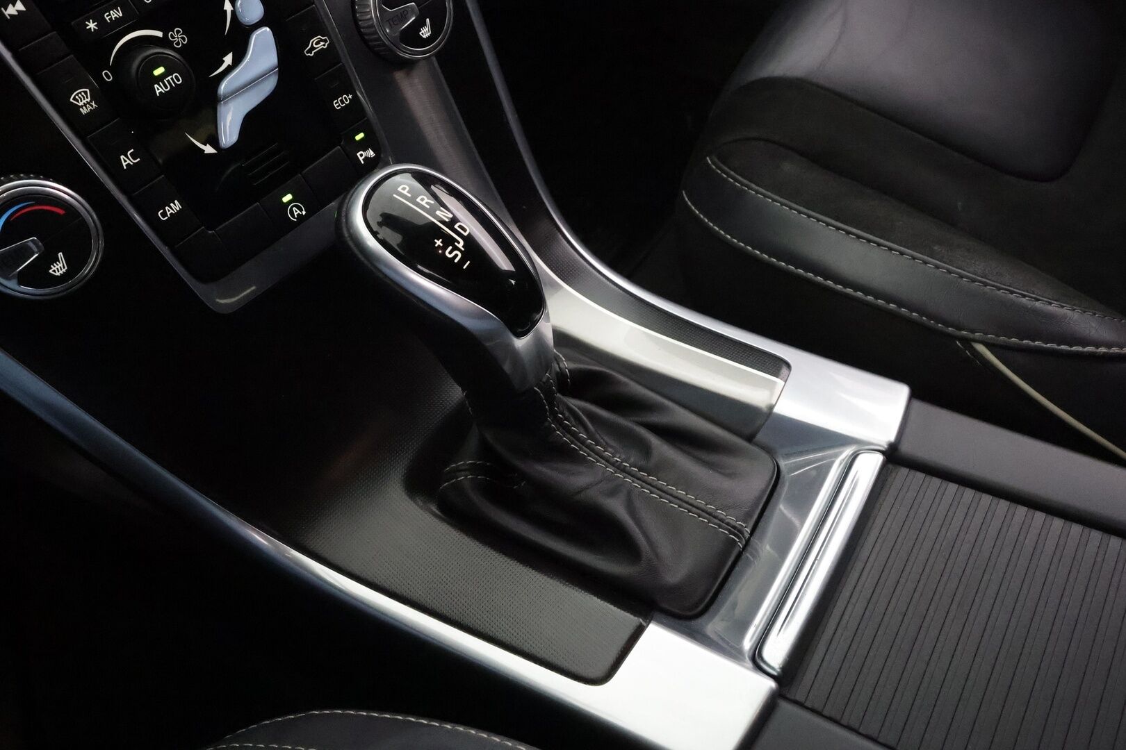 Volvo XC60 2017 D4 Business Classic R-Design aut * Vakkari / Webasto / Xenon / P.kamera / Koukku / Keyless * - Suomi-auto / Kahdet renkaat