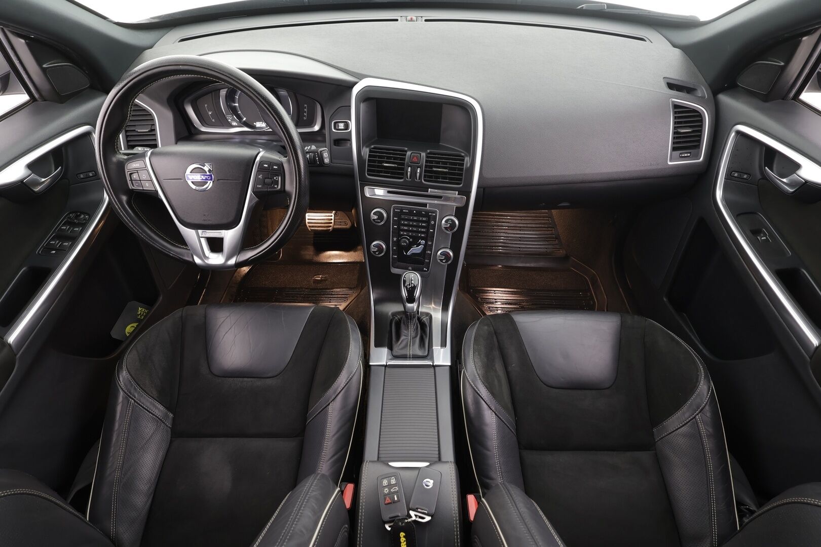 Volvo XC60 2017 D4 Business Classic R-Design aut * Vakkari / Webasto / Xenon / P.kamera / Koukku / Keyless * - Suomi-auto / Kahdet renkaat