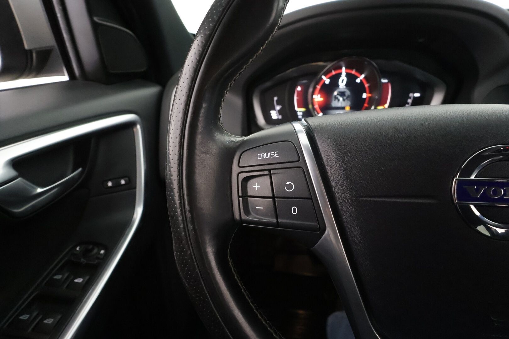 Volvo XC60 2017 D4 Business Classic R-Design aut * Vakkari / Webasto / Xenon / P.kamera / Koukku / Keyless * - Suomi-auto / Kahdet renkaat