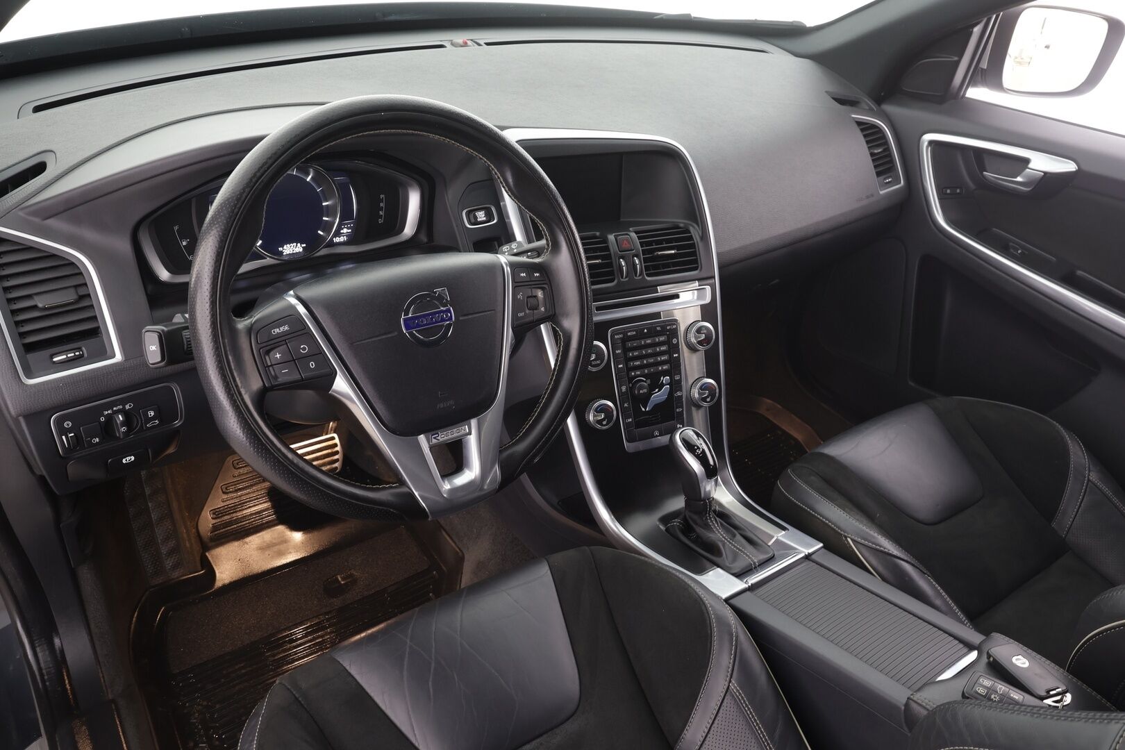 Volvo XC60 2017 D4 Business Classic R-Design aut * Vakkari / Webasto / Xenon / P.kamera / Koukku / Keyless * - Suomi-auto / Kahdet renkaat