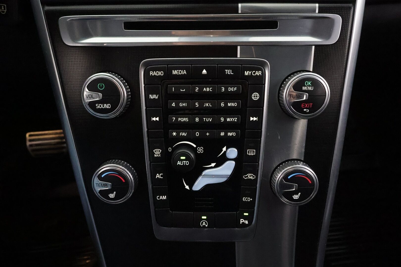 Volvo XC60 2017 D4 Business Classic R-Design aut * Vakkari / Webasto / Xenon / P.kamera / Koukku / Keyless * - Suomi-auto / Kahdet renkaat