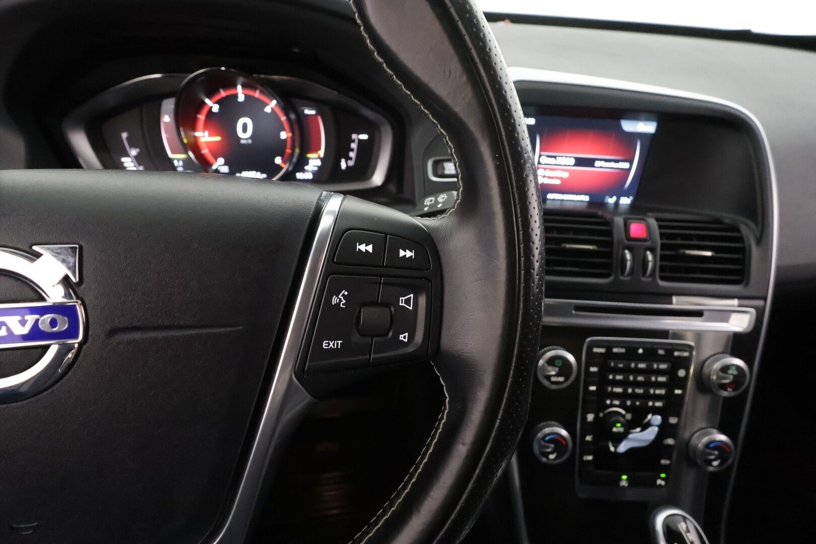 Volvo XC60 2017 D4 Business Classic R-Design aut * Vakkari / Webasto / Xenon / P.kamera / Koukku / Keyless * - Suomi-auto / Kahdet renkaat