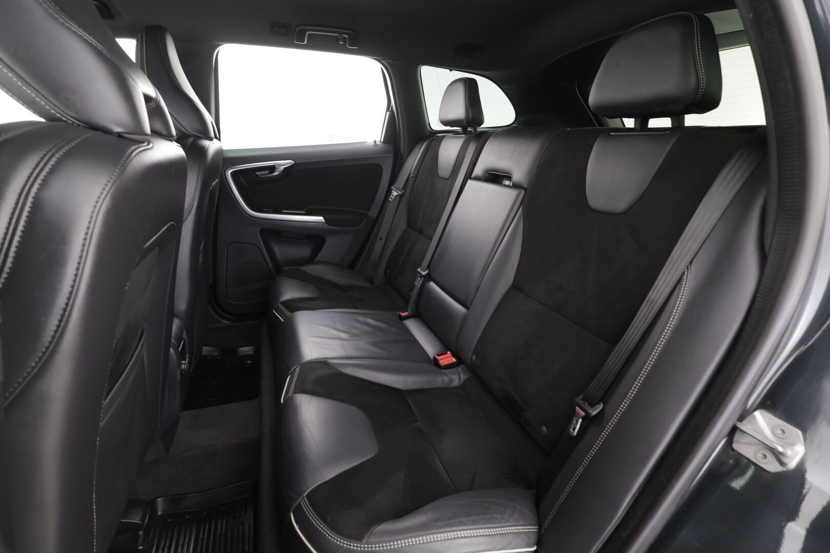 Volvo XC60 2017 D4 Business Classic R-Design aut * Vakkari / Webasto / Xenon / P.kamera / Koukku / Keyless * - Suomi-auto / Kahdet renkaat