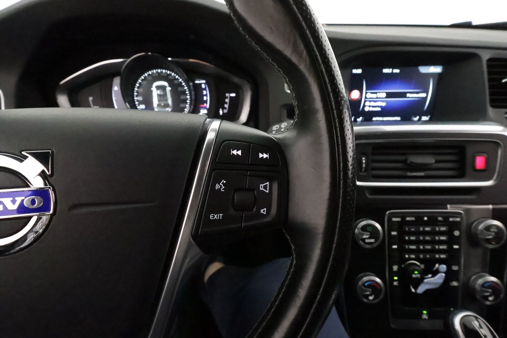 Volvo V60 2017 D4 AWD R-Design aut *Vakkari / Webasto / Koukku / Navi / Sporttipenkit / P.tutka / KeylessGo / Digimittaristo* - Suomi-auto / Kahdet renkaat aluvanteilla / Merkkihuollettu