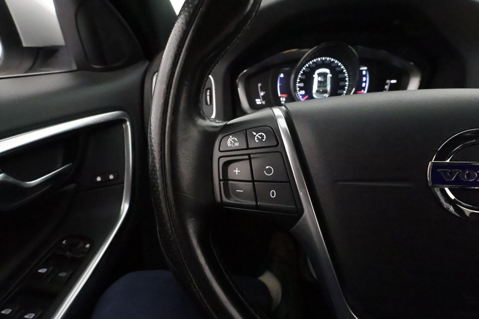 Volvo V60 2017 D4 AWD R-Design aut *Vakkari / Webasto / Koukku / Navi / Sporttipenkit / P.tutka / KeylessGo / Digimittaristo* - Suomi-auto / Kahdet renkaat aluvanteilla / Merkkihuollettu