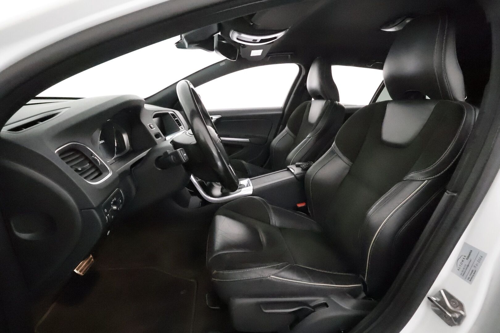 Volvo V60 2017 D4 AWD R-Design aut *Vakkari / Webasto / Koukku / Navi / Sporttipenkit / P.tutka / KeylessGo / Digimittaristo* - Suomi-auto / Kahdet renkaat aluvanteilla / Merkkihuollettu