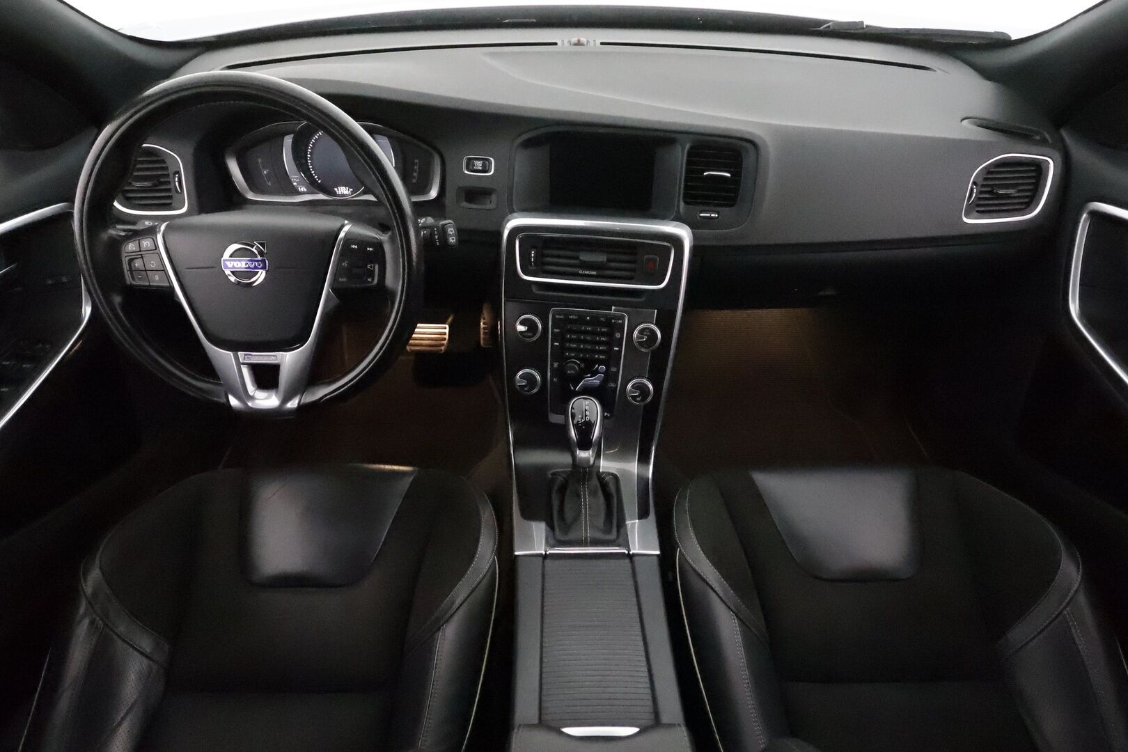 Volvo V60 2017 D4 AWD R-Design aut *Vakkari / Webasto / Koukku / Navi / Sporttipenkit / P.tutka / KeylessGo / Digimittaristo* - Suomi-auto / Kahdet renkaat aluvanteilla / Merkkihuollettu