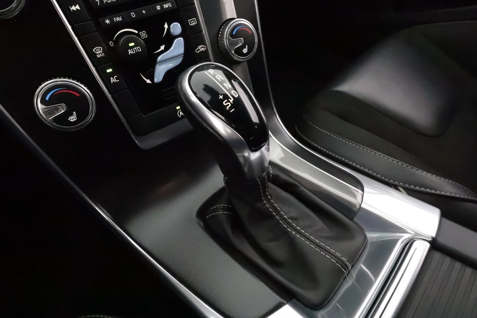 Volvo V60 2017 D4 AWD R-Design aut *Vakkari / Webasto / Koukku / Navi / Sporttipenkit / P.tutka / KeylessGo / Digimittaristo* - Suomi-auto / Kahdet renkaat aluvanteilla / Merkkihuollettu