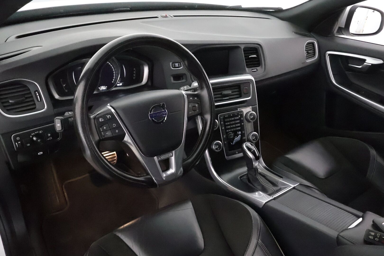 Volvo V60 2017 D4 AWD R-Design aut *Vakkari / Webasto / Koukku / Navi / Sporttipenkit / P.tutka / KeylessGo / Digimittaristo* - Suomi-auto / Kahdet renkaat aluvanteilla / Merkkihuollettu
