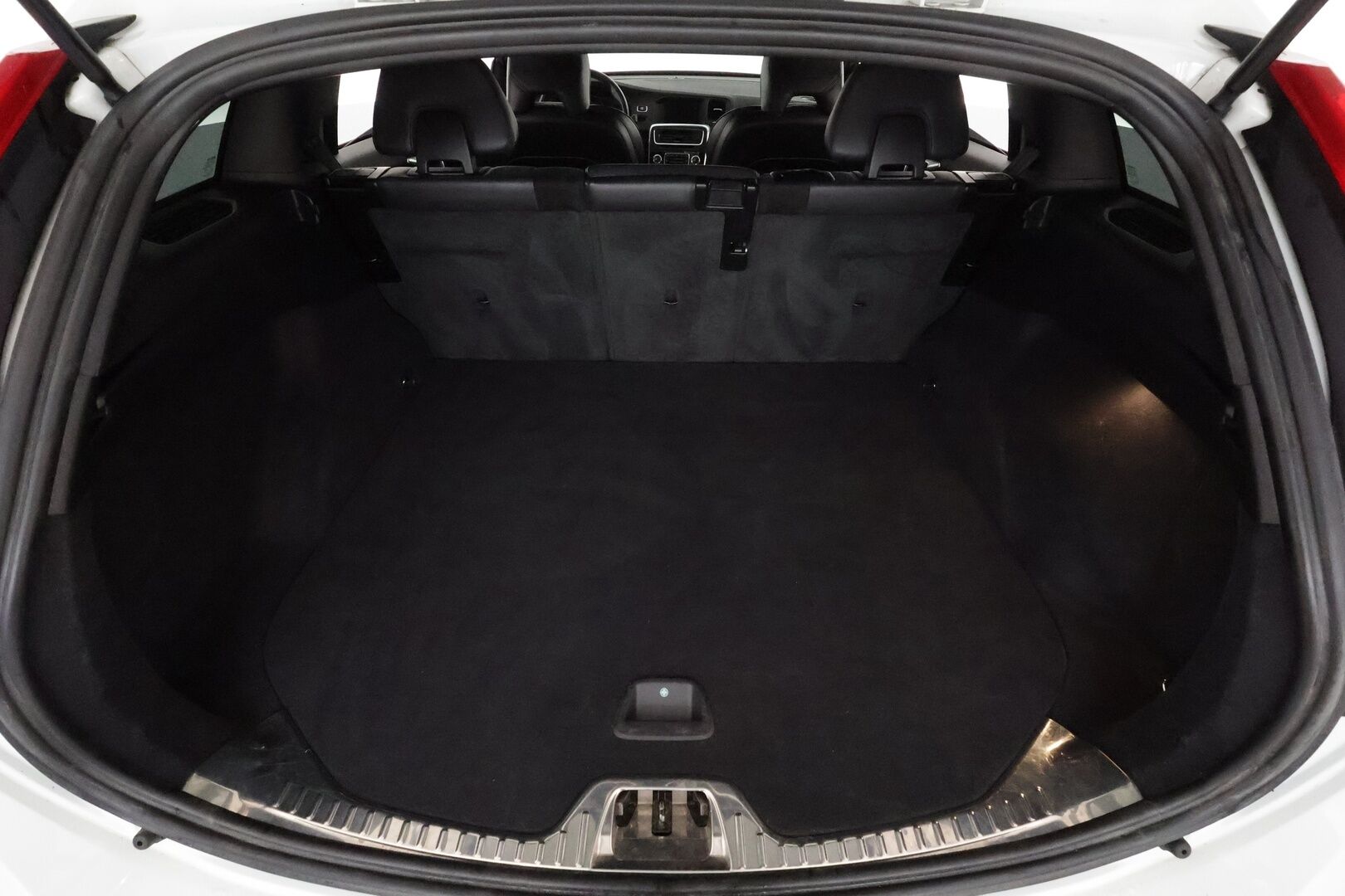 Volvo V60 2017 D4 AWD R-Design aut *Vakkari / Webasto / Koukku / Navi / Sporttipenkit / P.tutka / KeylessGo / Digimittaristo* - Suomi-auto / Kahdet renkaat aluvanteilla / Merkkihuollettu