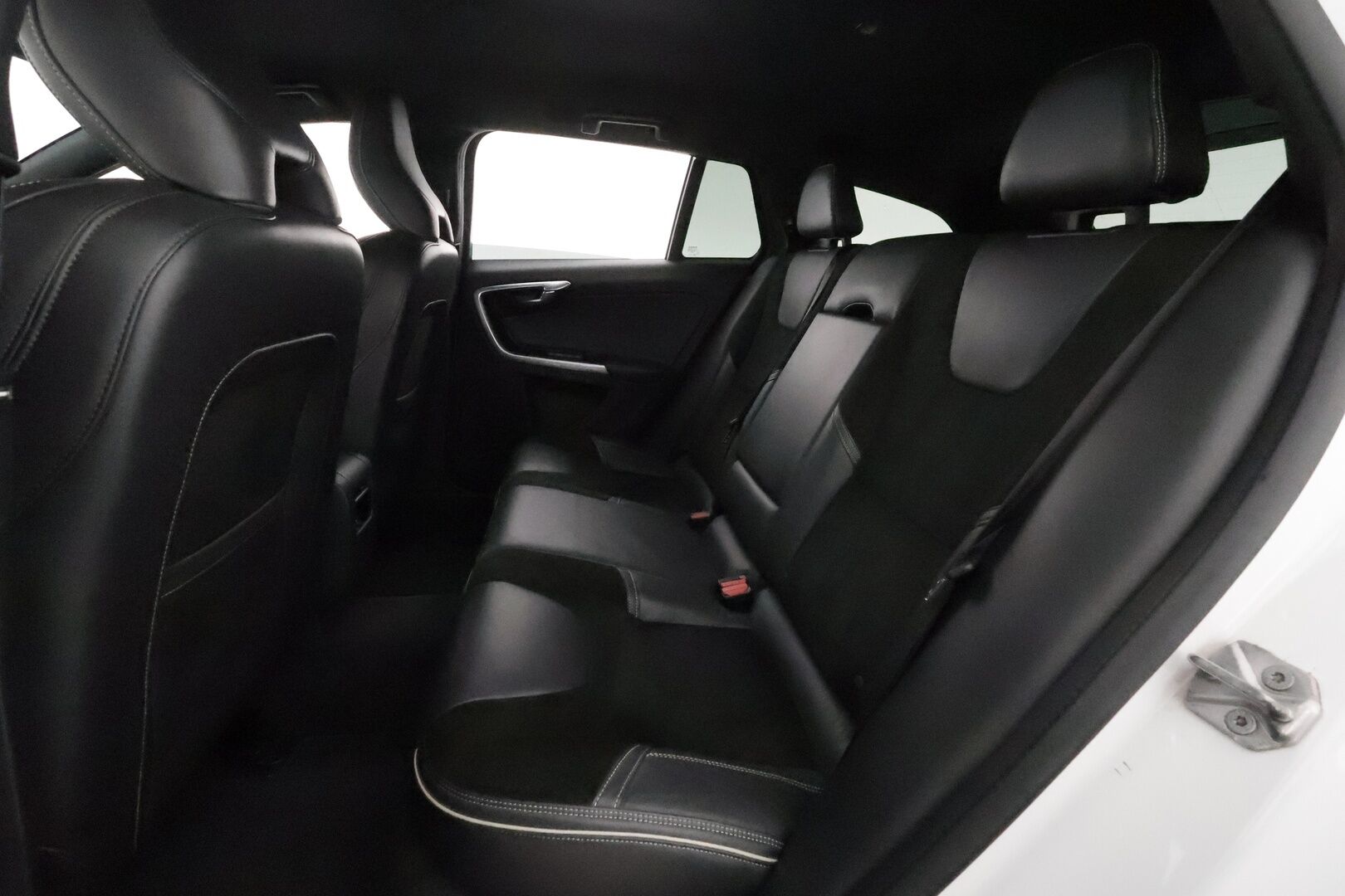 Volvo V60 2017 D4 AWD R-Design aut *Vakkari / Webasto / Koukku / Navi / Sporttipenkit / P.tutka / KeylessGo / Digimittaristo* - Suomi-auto / Kahdet renkaat aluvanteilla / Merkkihuollettu