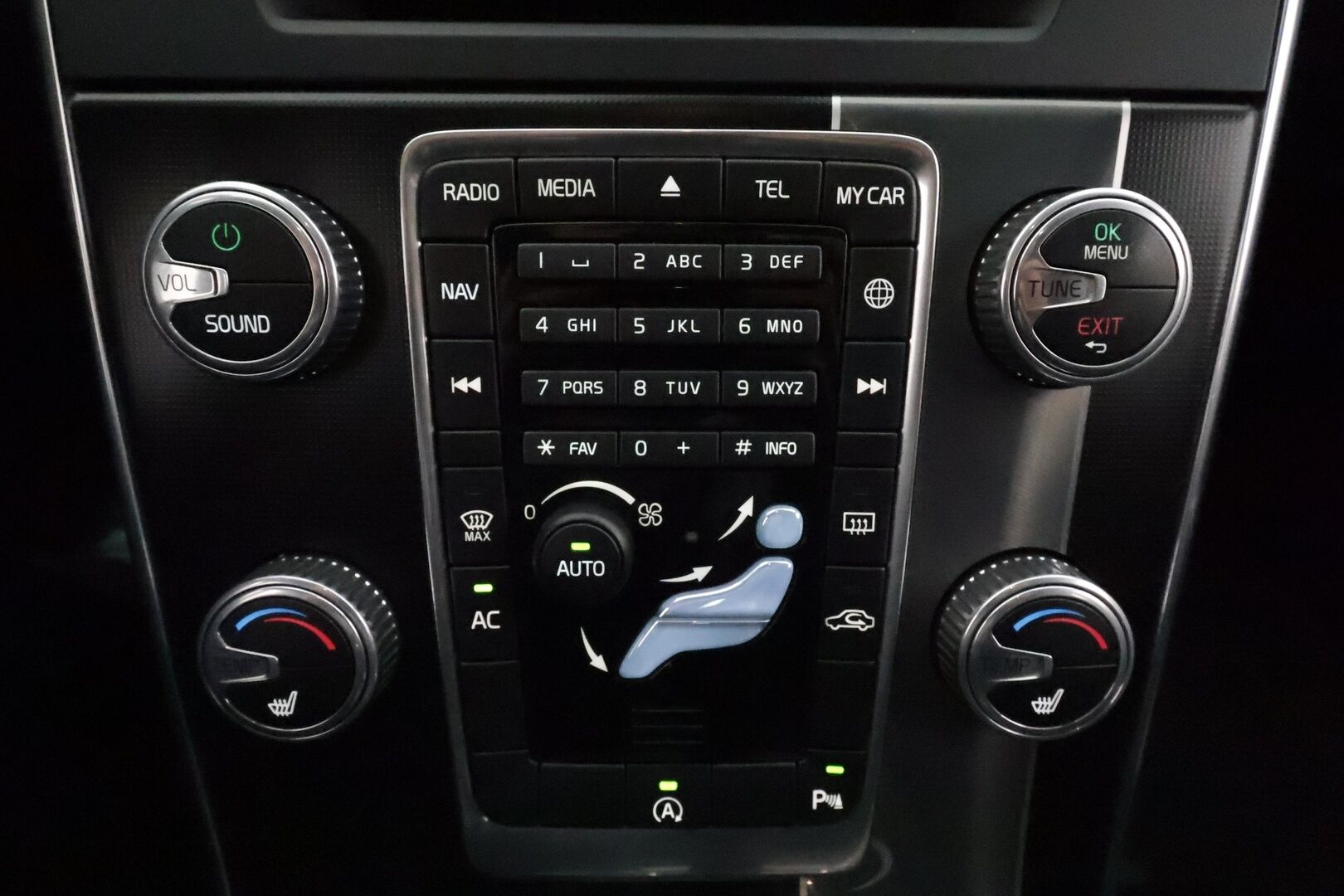 Volvo V60 2017 D4 AWD R-Design aut *Vakkari / Webasto / Koukku / Navi / Sporttipenkit / P.tutka / KeylessGo / Digimittaristo* - Suomi-auto / Kahdet renkaat aluvanteilla / Merkkihuollettu