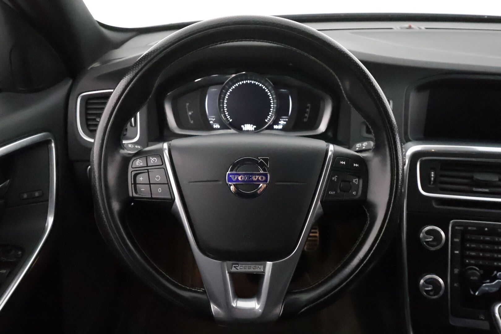Volvo V60 2017 D4 AWD R-Design aut *Vakkari / Webasto / Koukku / Navi / Sporttipenkit / P.tutka / KeylessGo / Digimittaristo* - Suomi-auto / Kahdet renkaat aluvanteilla / Merkkihuollettu