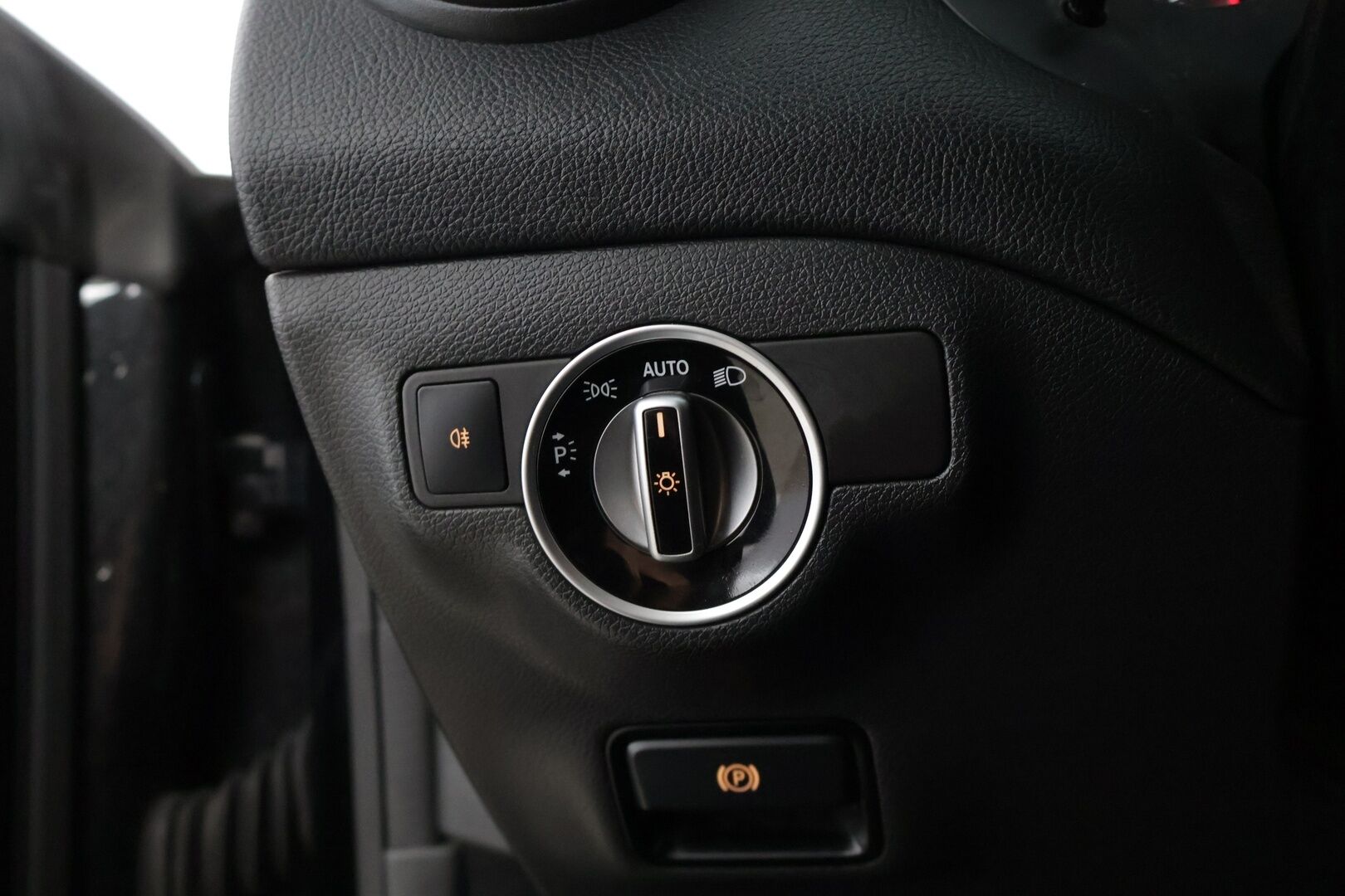 Mercedes-Benz CLA 2018 180 d A Shooting Brake Premium Business * Webasto / LED / P-Kamera / SportPenkit * - * Facelift / Suomi-Auto / Fiksusti huollettu / 2x hyvät renkaat Mersun omilla alumiinivanteilla *