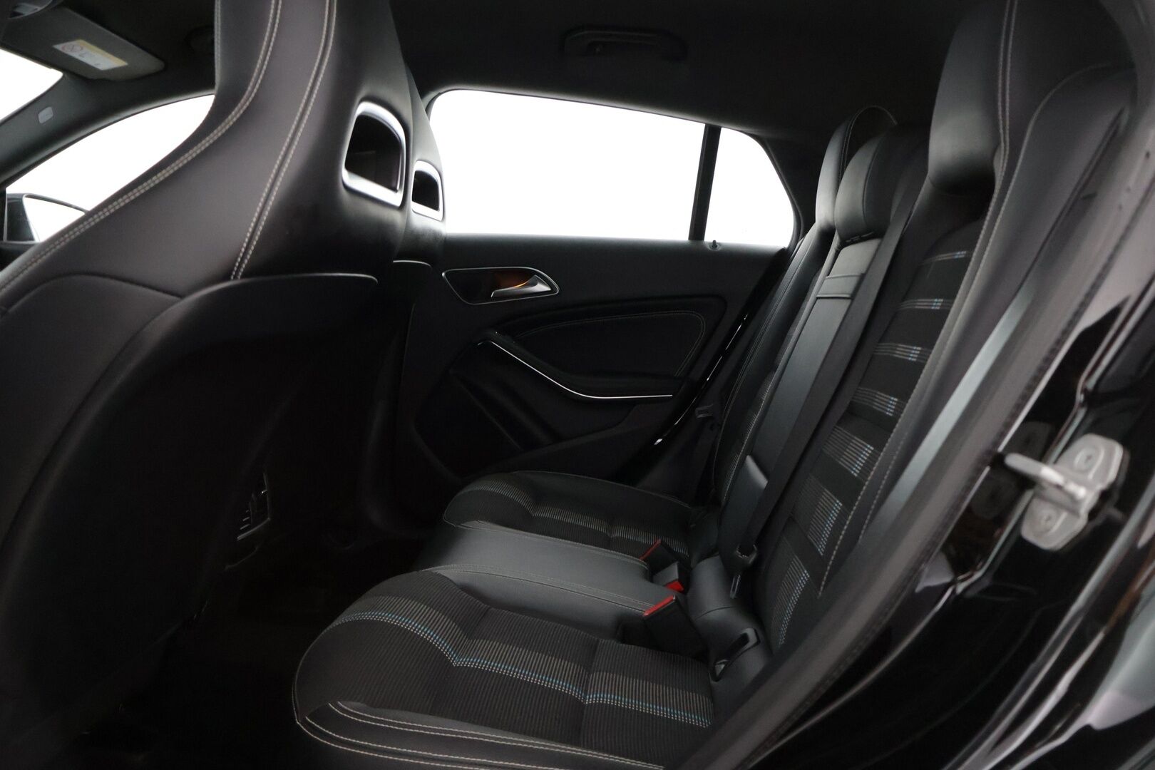 Mercedes-Benz CLA 2017 180 d A Shooting Brake Premium Business / Webasto / Led / P-kamera / Sport-istuimet - * Facelift / Suomi-auto / 2x hyvät renkaat Mersun omilla alumiinivanteilla *