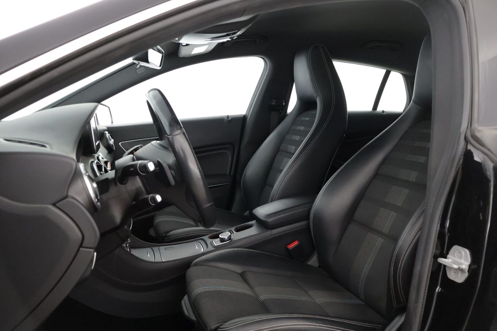 Mercedes-Benz CLA 2017 180 d A Shooting Brake Premium Business / Webasto / Led / P-kamera / Sport-istuimet - * Facelift / Suomi-auto / 2x hyvät renkaat Mersun omilla alumiinivanteilla *