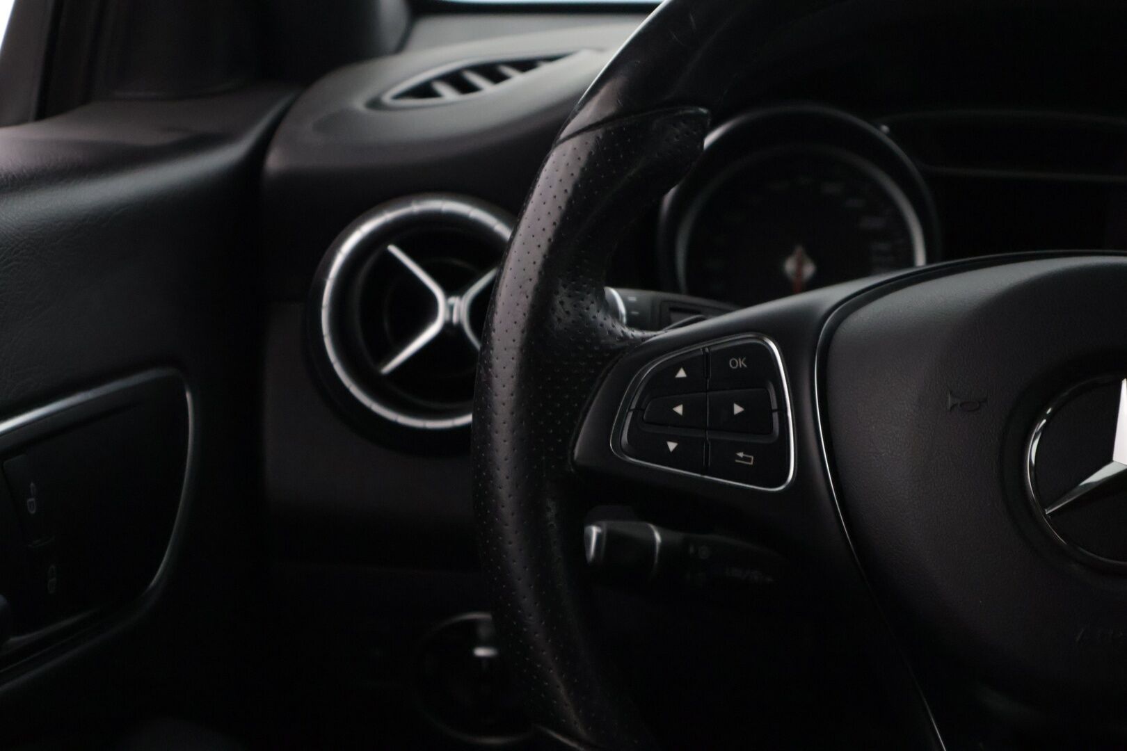 Mercedes-Benz CLA 2018 180 d A Shooting Brake Premium Business * Webasto / LED / P-Kamera / SportPenkit * - * Facelift / Suomi-Auto / Fiksusti huollettu / 2x hyvät renkaat Mersun omilla alumiinivanteilla *