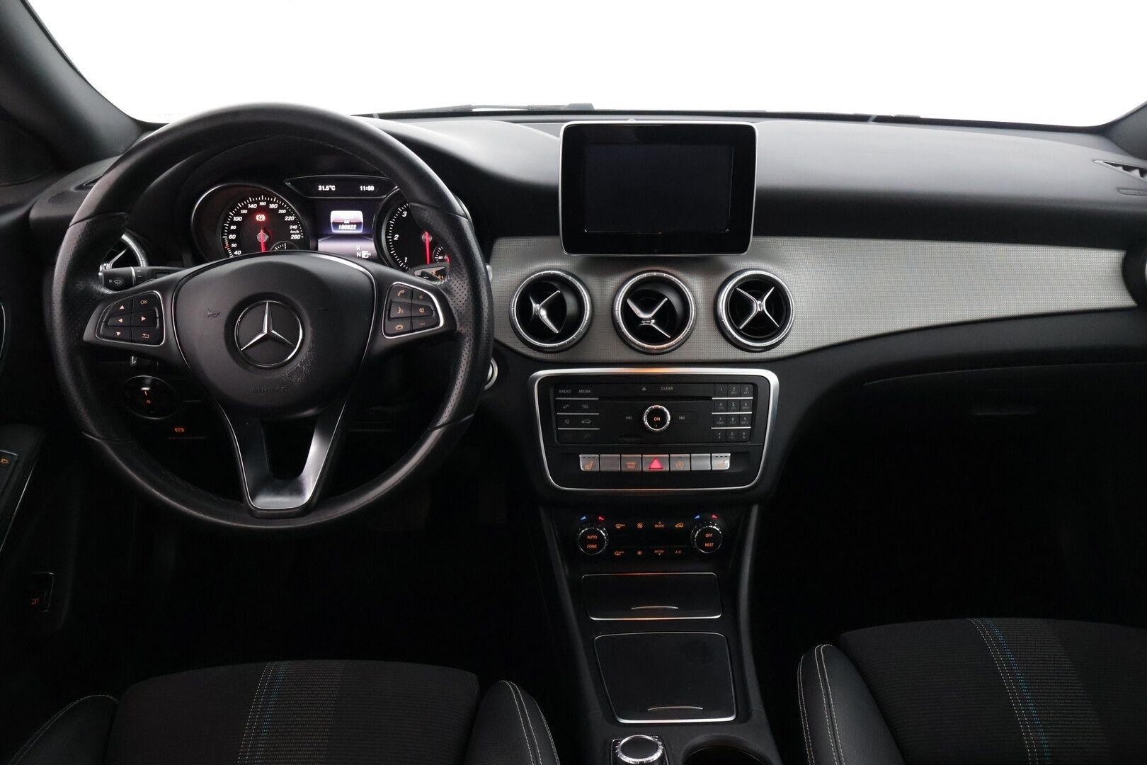 Mercedes-Benz CLA 2017 180 d A Shooting Brake Premium Business / Webasto / Led / P-kamera / Sport-istuimet - * Facelift / Suomi-auto / 2x hyvät renkaat Mersun omilla alumiinivanteilla *