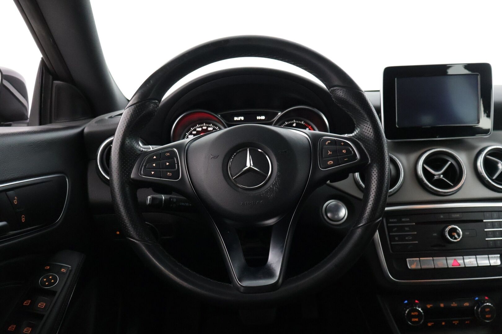 Mercedes-Benz CLA 2017 180 d A Shooting Brake Premium Business / Webasto / Led / P-kamera / Sport-istuimet - * Facelift / Suomi-auto / 2x hyvät renkaat Mersun omilla alumiinivanteilla *