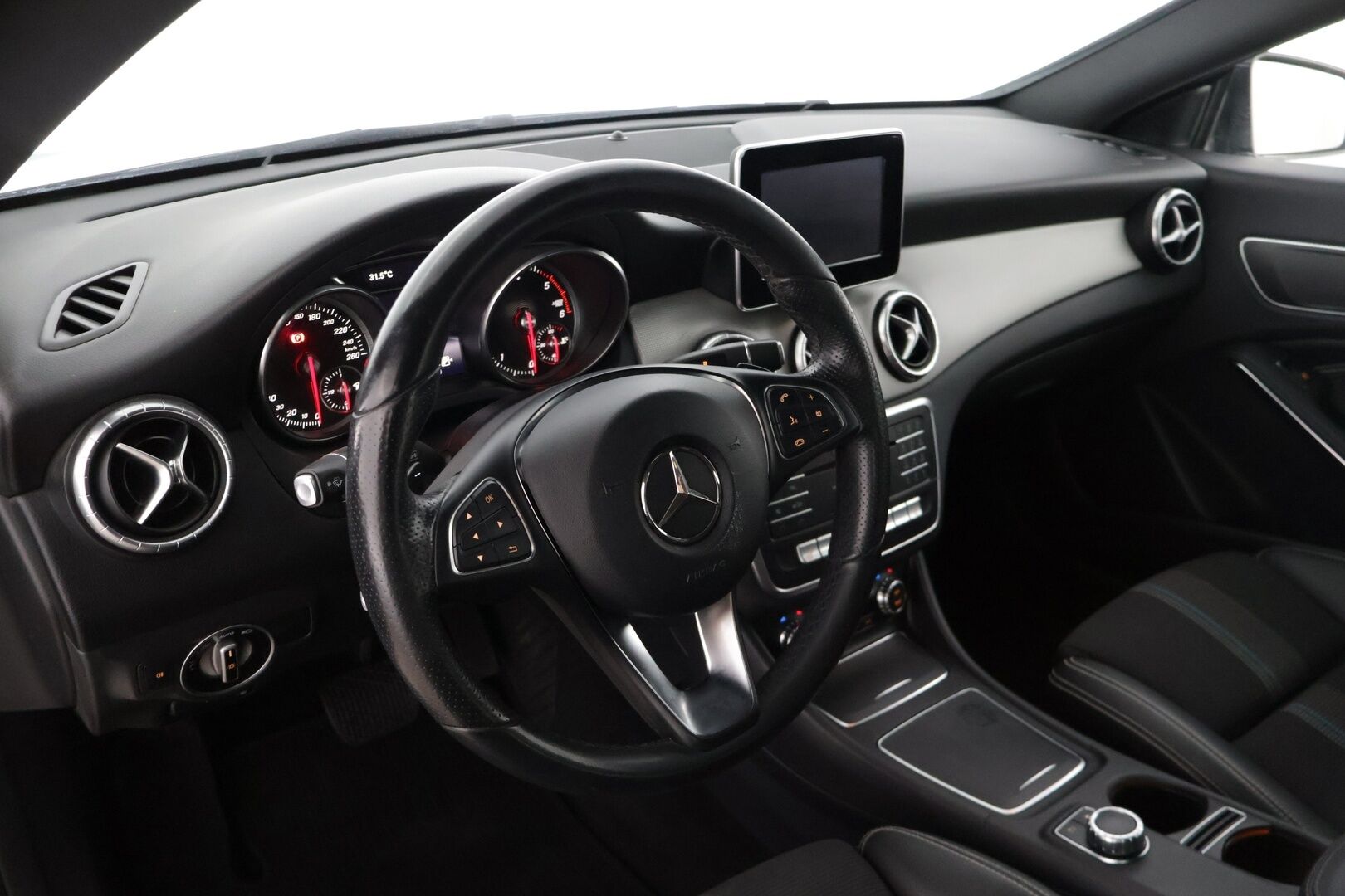 Mercedes-Benz CLA 2017 180 d A Shooting Brake Premium Business / Webasto / Led / P-kamera / Sport-istuimet - * Facelift / Suomi-auto / 2x hyvät renkaat Mersun omilla alumiinivanteilla *