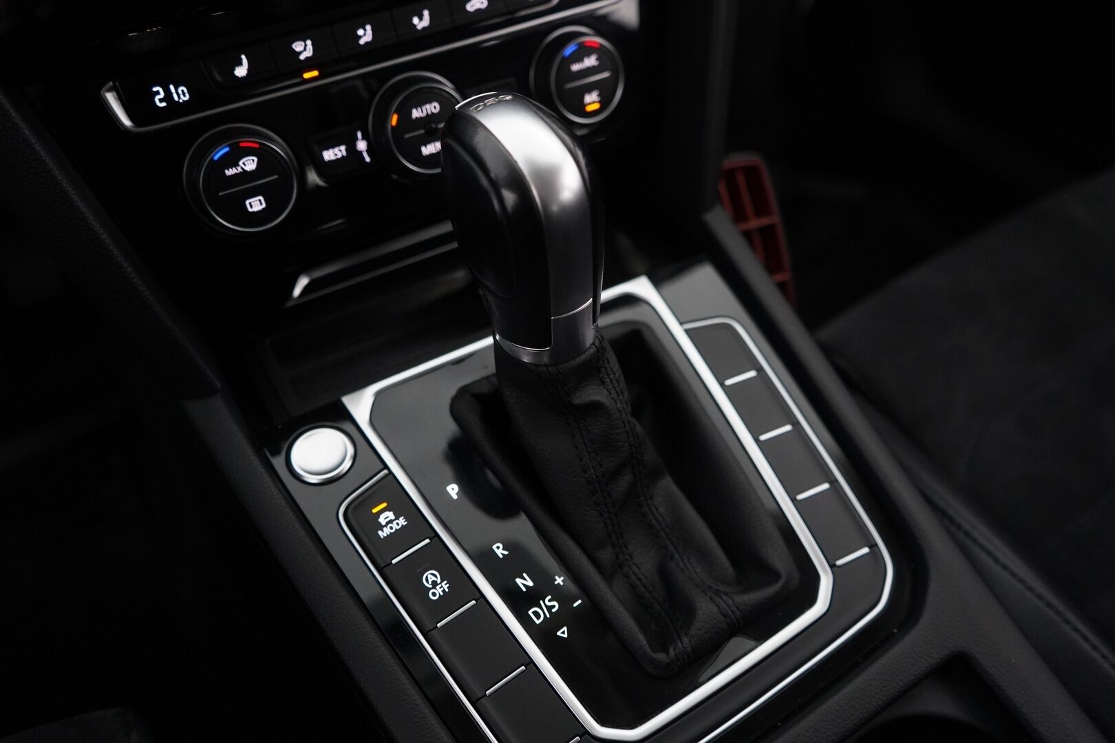 Volkswagen Passat 2017 1,6 TDI Variant Highline 88 kW (120 hv) DSG-automaatti *ACC / Vetokoukku / Lohkolämmitin / Navigointi / Carplay* - Suomi-auto / Kahdet Vanteet / Juuri huollettu!