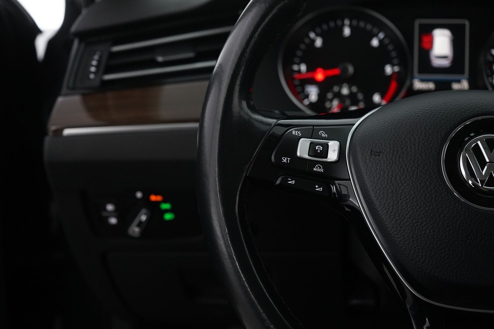 Volkswagen Passat 2017 1,6 TDI Variant Highline 88 kW (120 hv) DSG-automaatti *ACC / Vetokoukku / Lohkolämmitin / Navigointi / Carplay* - Suomi-auto / Kahdet alumiinivanteet / Kaksoismassa huollettu juuri! - Osta nyt, maksa vasta ensi vuonna