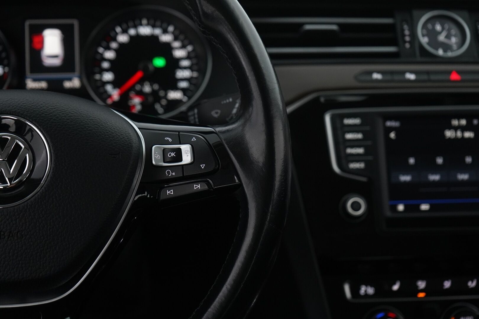 Volkswagen Passat 2017 1,6 TDI Variant Highline 88 kW (120 hv) DSG-automaatti *ACC / Vetokoukku / Lohkolämmitin / Navigointi / Carplay* - Suomi-auto / Kahdet alumiinivanteet / Kaksoismassa huollettu juuri! - Osta nyt, maksa vasta ensi vuonna