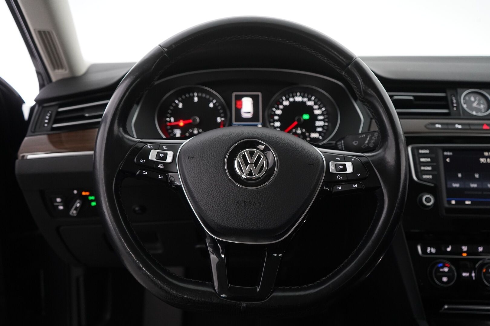 Volkswagen Passat 2017 1,6 TDI Variant Highline 88 kW (120 hv) DSG-automaatti *ACC / Vetokoukku / Lohkolämmitin / Navigointi / Carplay* - Suomi-auto / Kahdet Vanteet / Juuri huollettu!