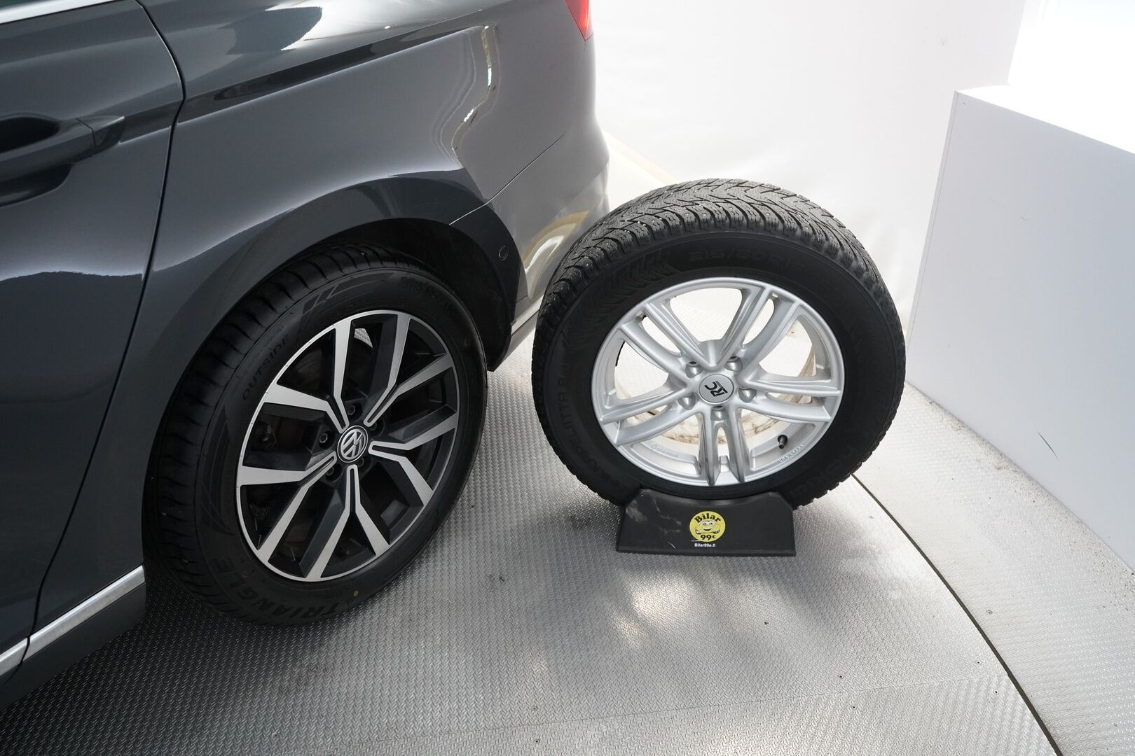 Volkswagen Passat 2017 1,6 TDI Variant Highline 88 kW (120 hv) DSG-automaatti *ACC / Vetokoukku / Lohkolämmitin / Navigointi / Carplay* - Suomi-auto / Kahdet alumiinivanteet / Kaksoismassa huollettu juuri! - Osta nyt, maksa vasta ensi vuonna