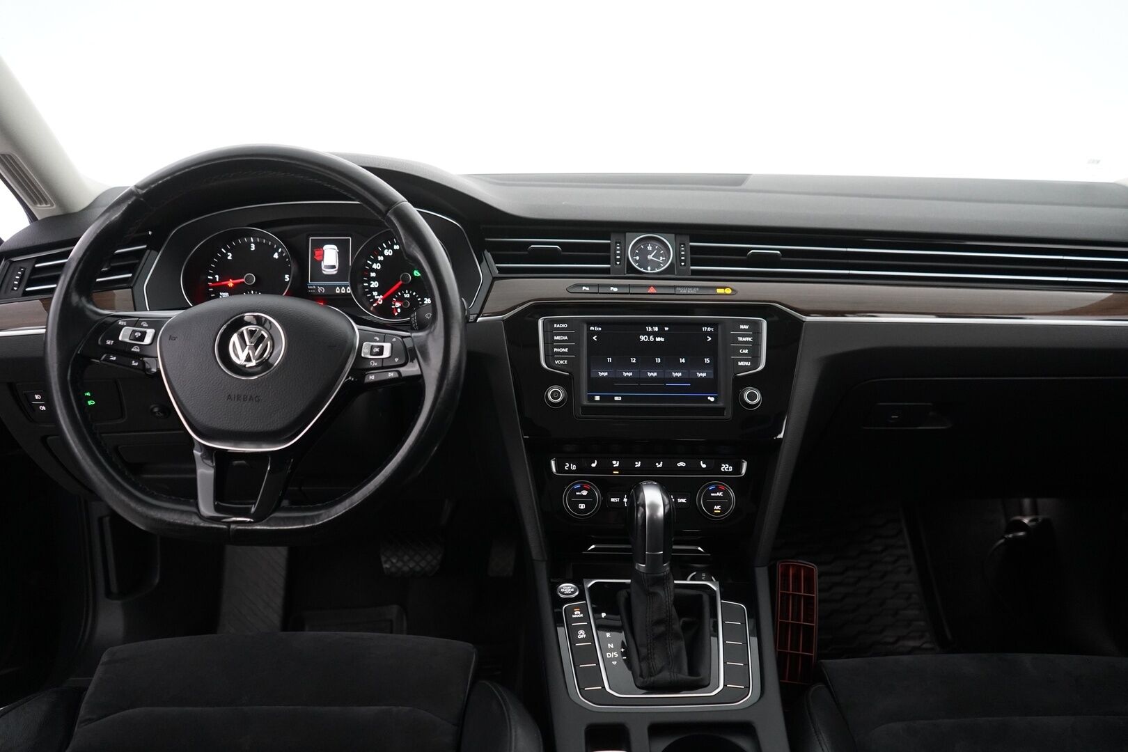 Volkswagen Passat 2017 1,6 TDI Variant Highline 88 kW (120 hv) DSG-automaatti *ACC / Vetokoukku / Lohkolämmitin / Navigointi / Carplay* - Suomi-auto / Kahdet alumiinivanteet / Kaksoismassa huollettu juuri! - Osta nyt, maksa vasta ensi vuonna