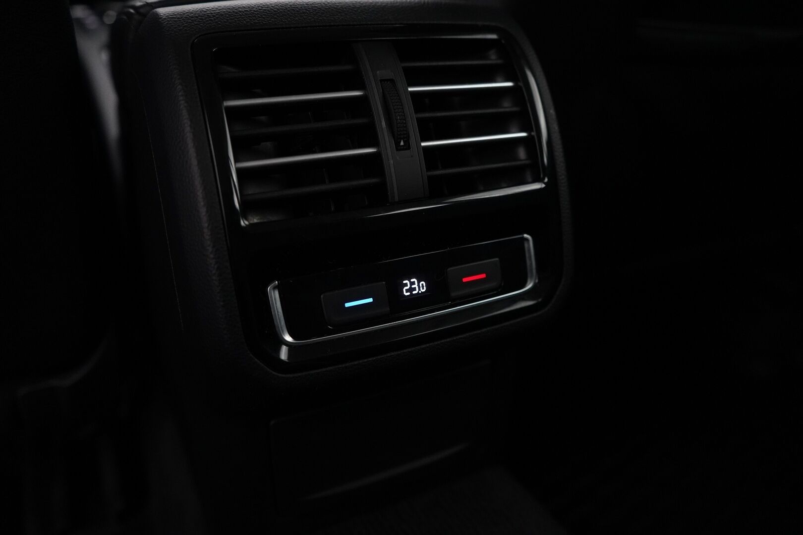 Volkswagen Passat 2017 1,6 TDI Variant Highline 88 kW (120 hv) DSG-automaatti *ACC / Vetokoukku / Lohkolämmitin / Navigointi / Carplay* - Suomi-auto / Kahdet alumiinivanteet / Kaksoismassa huollettu juuri! - Osta nyt, maksa vasta ensi vuonna