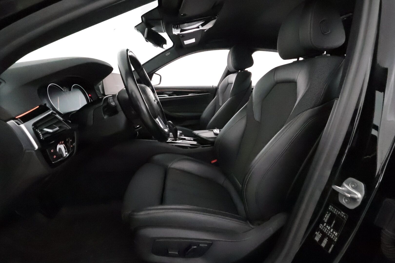 BMW 520 2017 G30 Sedan 520d A Business SportLine **ACC / HUD / 360° / Koukku / Adapt.LED / Digimittaristo / Navi / Lohkolämmitin** - Suomi-auto