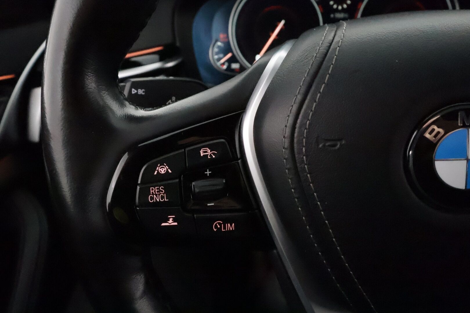 BMW 520 2017 G30 Sedan 520d A Business SportLine **ACC / HUD / 360° / Koukku / Adapt.LED / Digimittaristo / Navi / Lohkolämmitin** - Suomi-auto