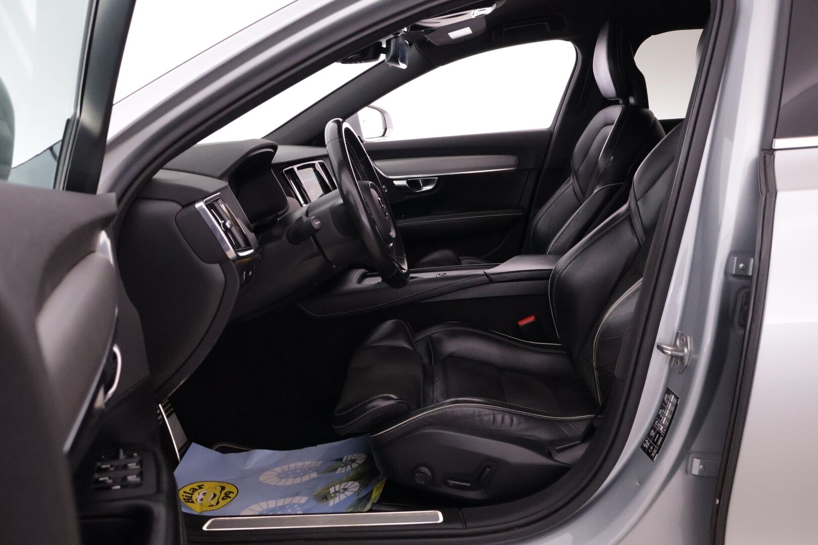 Volvo V90 2017 D5 AWD R-Design aut - | Webasto | Koukku Alletaittuva | ACC | Premium Audio | VOC | LED | Sport Istuimet | Ei AdBlue-järjestelmää |
