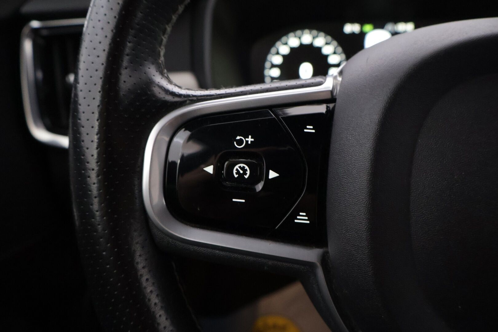 Volvo V90 2017 D5 AWD R-Design aut - | Webasto | Koukku Alletaittuva | ACC | Premium Audio | VOC | LED | Sport Istuimet | Ei AdBlue-järjestelmää |