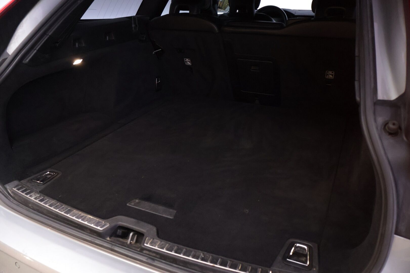 Volvo V90 2017 D5 AWD R-Design aut - | Webasto | Koukku Alletaittuva | ACC | Premium Audio | VOC | LED | Sport Istuimet | Ei AdBlue-järjestelmää |