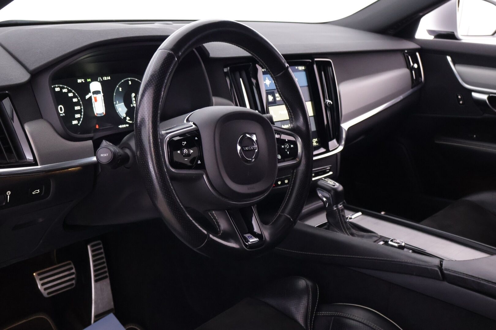 Volvo V90 2017 D5 AWD R-Design aut - | Webasto | Koukku Alletaittuva | ACC | Premium Audio | VOC | LED | Sport Istuimet | Ei AdBlue-järjestelmää |