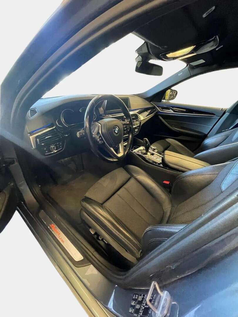 BMW 520 2017 G30 Sedan 520d A xDrive Business Sport - | ACC | P.kamera | Puolinahat | Musta sisäkatto | Koukku | Sportline | Ratinlämmitin |