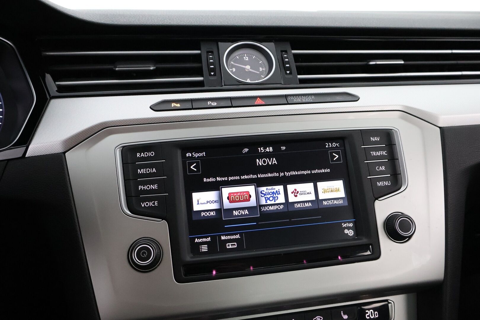 Volkswagen Passat 2017 Sedan Comfortline 1,4 TSI 92 kW (125 hv) DSG-automaatti - Webasto / Digimittari / Koukku / Ratinlämmitys / LED / Navi / Vakkari / 2Om Suomiauto / Jakopää hiljattain tehty!