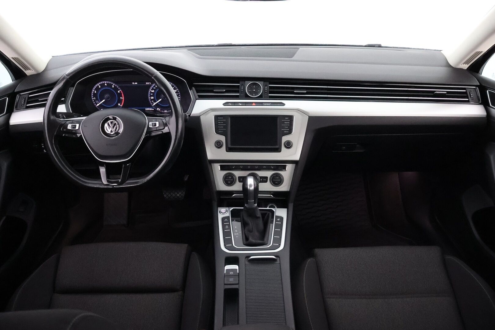Volkswagen Passat 2017 Sedan Comfortline 1,4 TSI 92 kW (125 hv) DSG-automaatti - Webasto / Digimittari / Koukku / Ratinlämmitys / LED / Navi / Vakkari / 2Om Suomiauto / Jakopää hiljattain tehty!