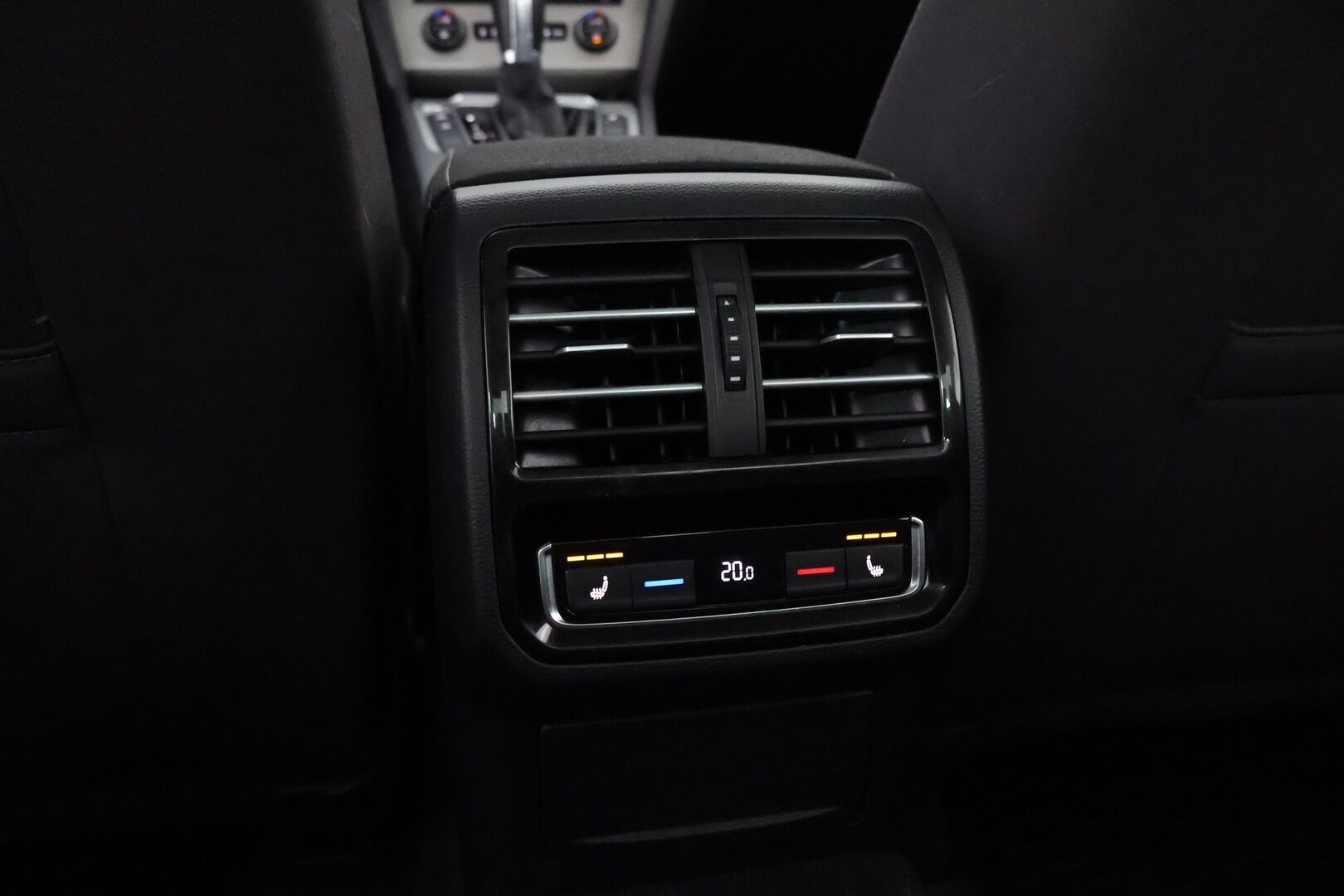 Volkswagen Passat 2017 Sedan Comfortline 1,4 TSI 92 kW (125 hv) DSG-automaatti - Webasto / Digimittari / Koukku / Ratinlämmitys / LED / Navi / Vakkari / 2Om Suomiauto / Jakopää hiljattain tehty!