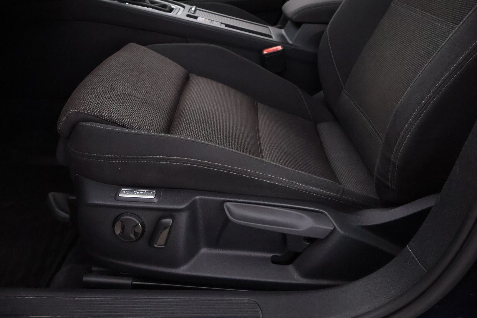 Volkswagen Passat 2017 Sedan Comfortline 1,4 TSI 92 kW (125 hv) DSG-automaatti - Webasto / Digimittari / Koukku / Ratinlämmitys / LED / Navi / Vakkari / 2Om Suomiauto / Jakopää hiljattain tehty!