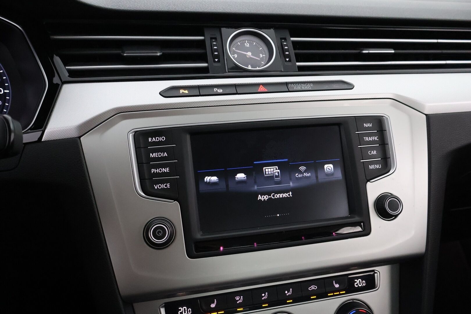 Volkswagen Passat 2017 Sedan Comfortline 1,4 TSI 92 kW (125 hv) DSG-automaatti - Webasto / Digimittari / Koukku / Ratinlämmitys / LED / Navi / Vakkari / 2Om Suomiauto / Jakopää hiljattain tehty!