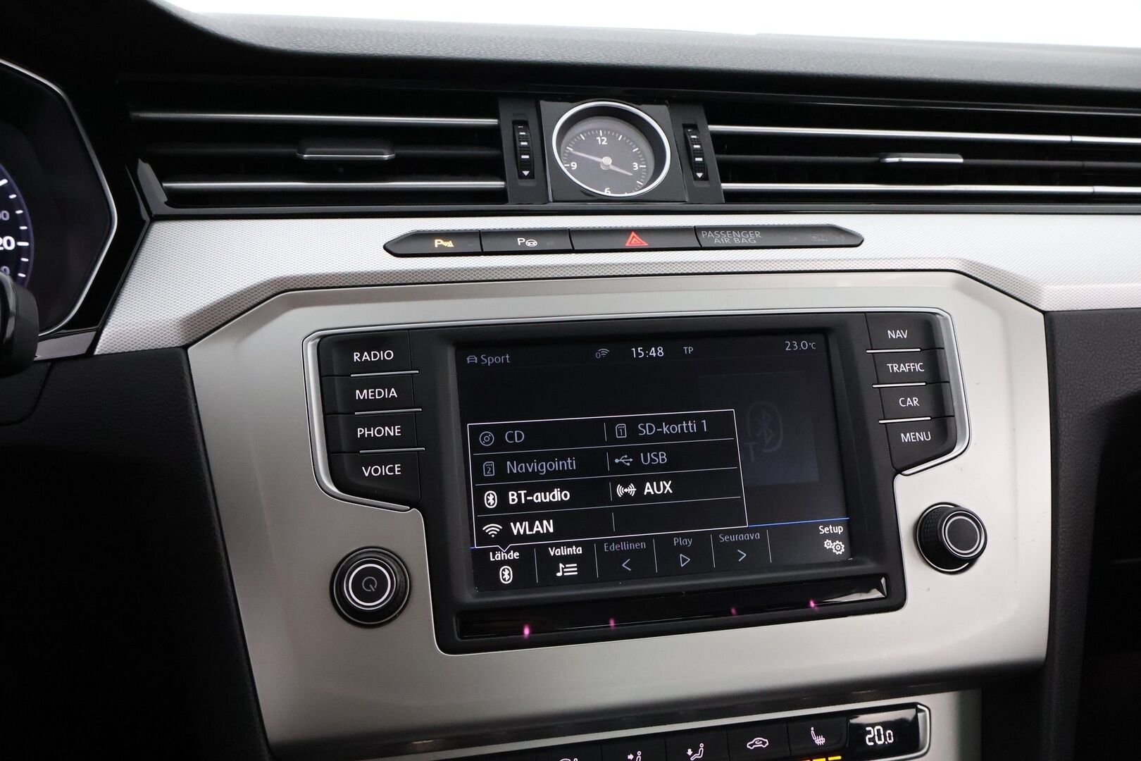 Volkswagen Passat 2017 Sedan Comfortline 1,4 TSI 92 kW (125 hv) DSG-automaatti - Webasto / Digimittari / Koukku / Ratinlämmitys / LED / Navi / Vakkari / 2Om Suomiauto / Jakopää hiljattain tehty!