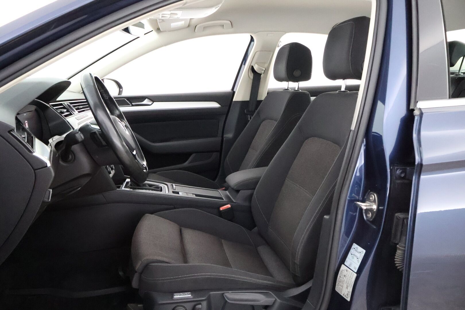 Volkswagen Passat 2017 Sedan Comfortline 1,4 TSI 92 kW (125 hv) DSG-automaatti - Webasto / Digimittari / Koukku / Ratinlämmitys / LED / Navi / Vakkari / 2Om Suomiauto / Jakopää hiljattain tehty!