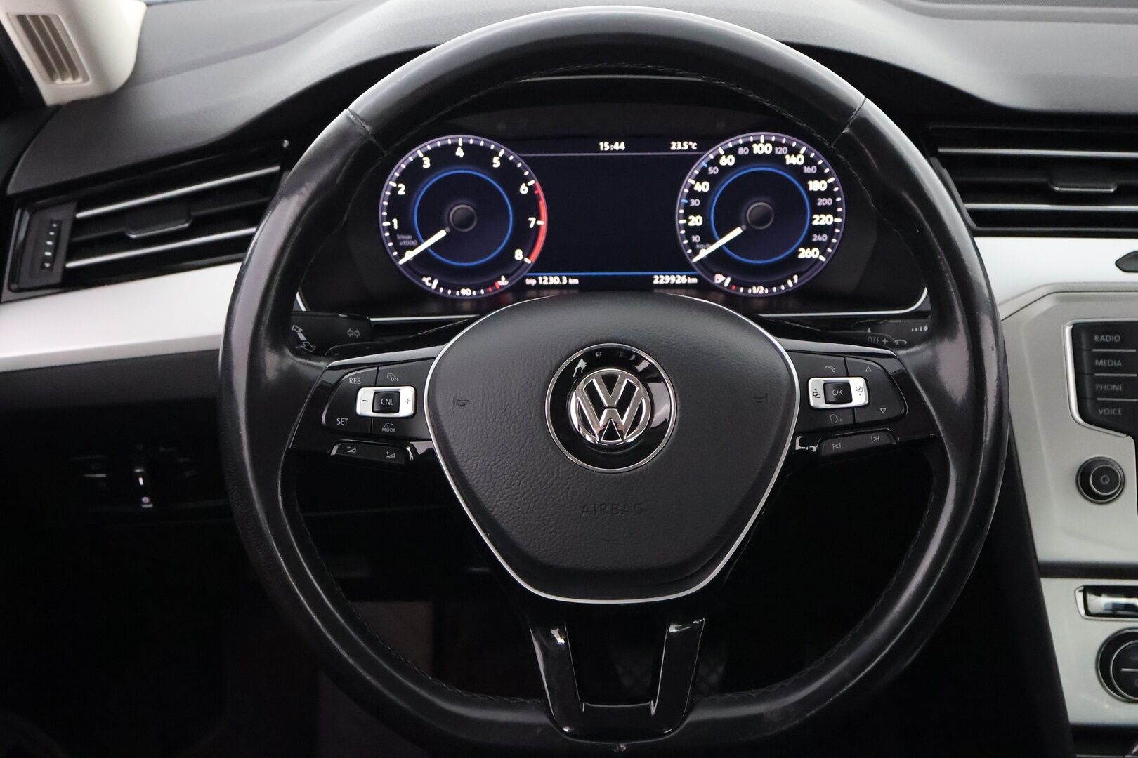 Volkswagen Passat 2017 Sedan Comfortline 1,4 TSI 92 kW (125 hv) DSG-automaatti - Webasto / Digimittari / Koukku / Ratinlämmitys / LED / Navi / Vakkari / 2Om Suomiauto / Jakopää hiljattain tehty!