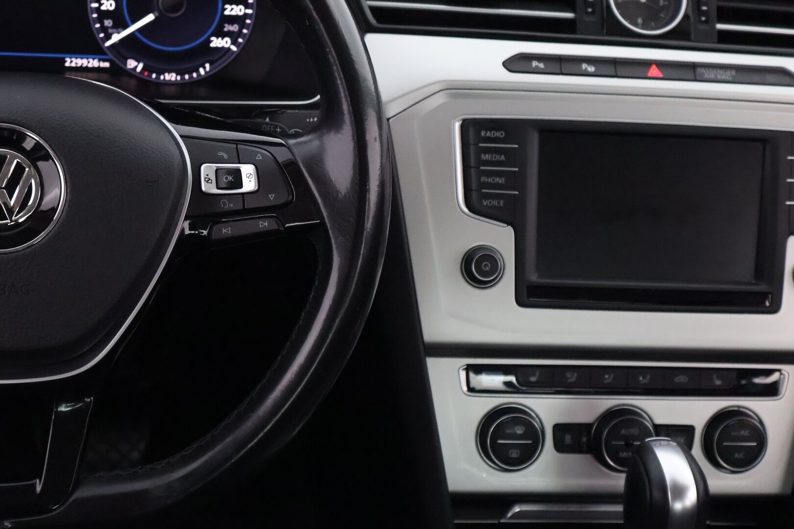 Volkswagen Passat 2017 Sedan Comfortline 1,4 TSI 92 kW (125 hv) DSG-automaatti - Webasto / Digimittari / Koukku / Ratinlämmitys / LED / Navi / Vakkari / 2Om Suomiauto / Jakopää hiljattain tehty!