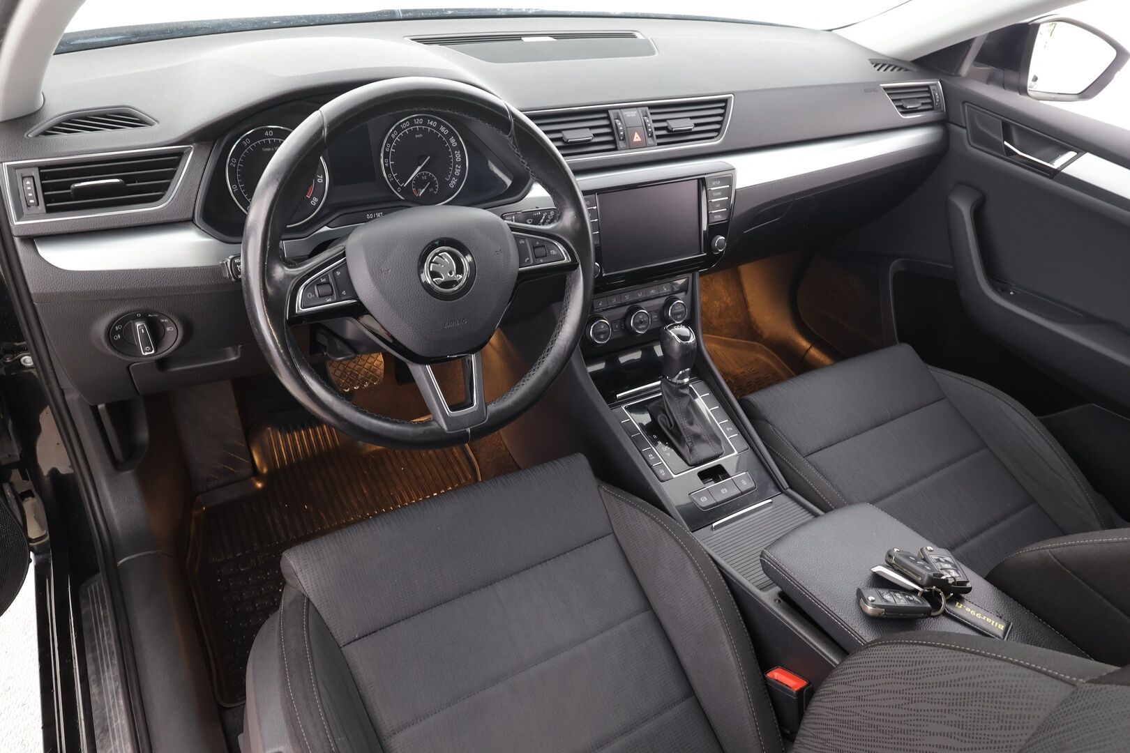 Skoda Superb 2017 Combi 1,8 TSI Edition DSG Autom. - | Vakkari | Webasto | Xenon | P.tutkat | Bluetooth | Suomi-auto | Kahdet Renkaat |