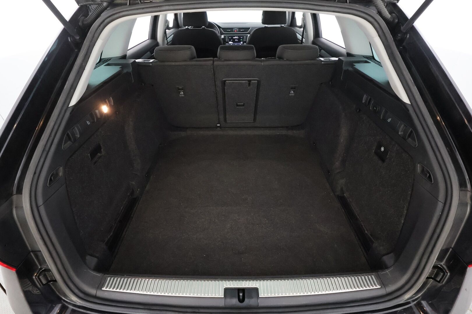 Skoda Superb 2017 Combi 1,8 TSI Edition DSG Autom. - | Vakkari | Webasto | Xenon | P.tutkat | Bluetooth | Suomi-auto | Kahdet Renkaat |
